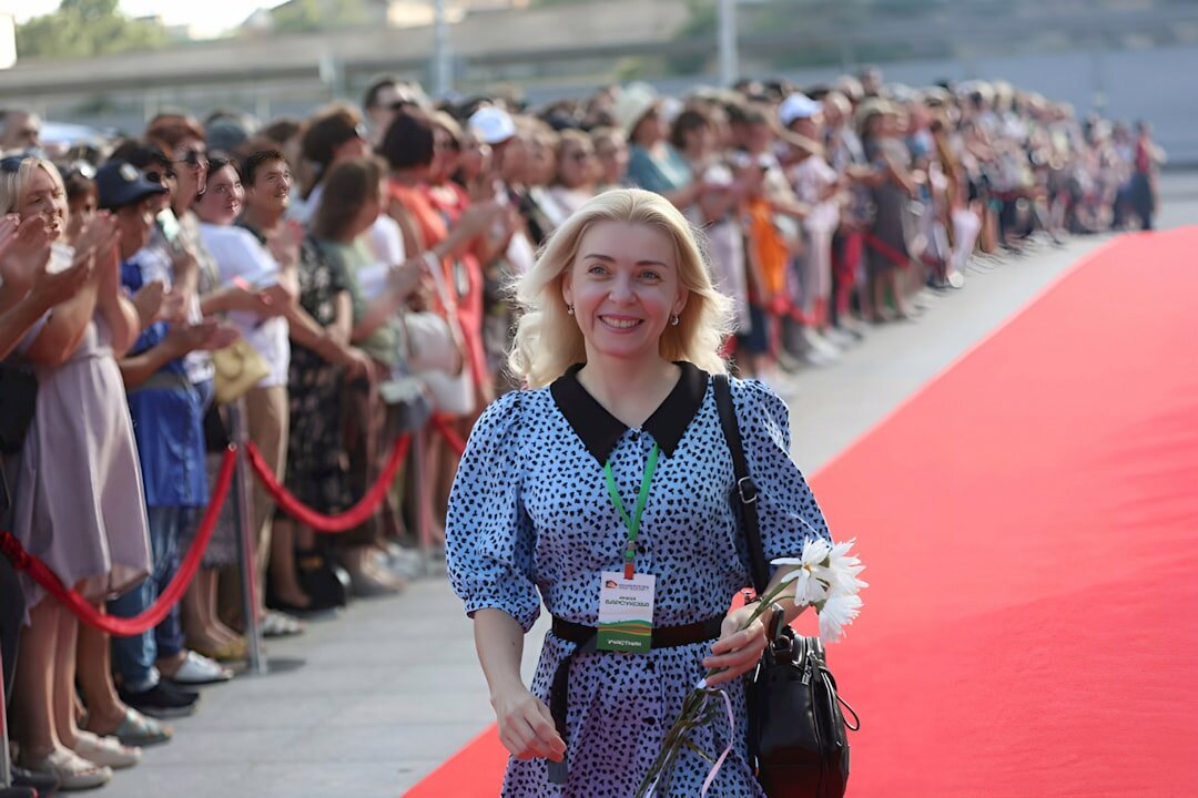 celebrity walking red carpet